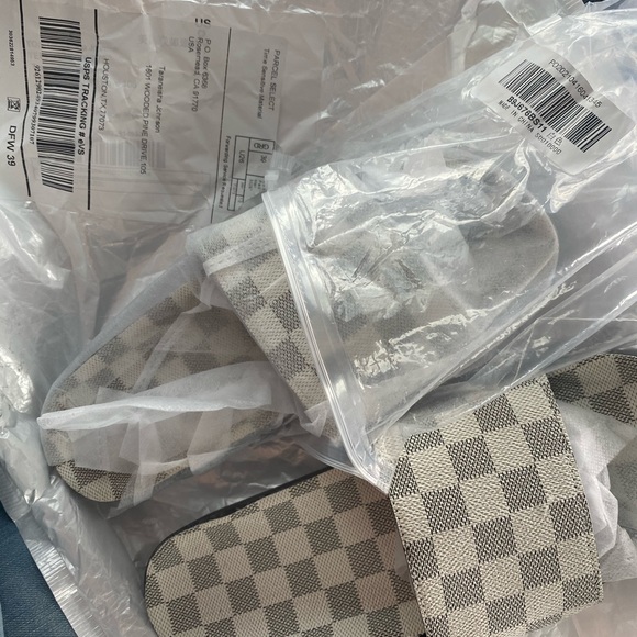 Slippers - Picture 2 of 6